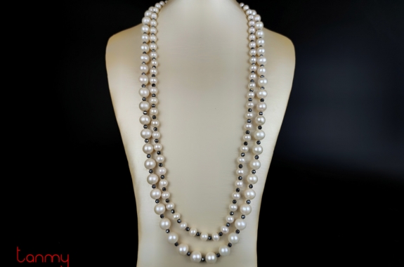 Long pearl necklace with 2 pearl chains